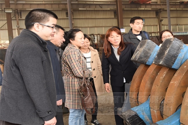 婁工為設(shè)計院考察團介紹設(shè)備