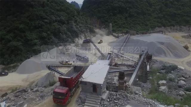 順晟建材采石場(chǎng)近景圖
