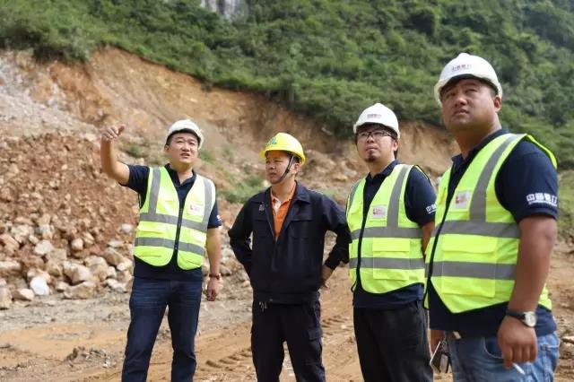 售后服務(wù)團隊與崎源石料加工廠羅總(左二)溝通